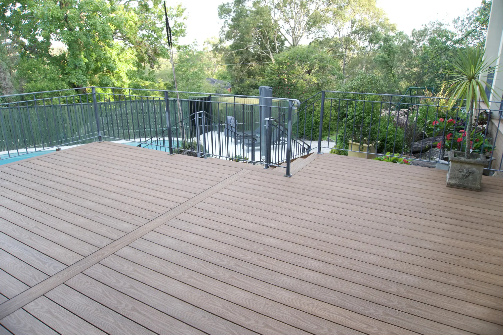 Broad WoodEvo Oak deck surface and custom balustrade across the St Ives garden